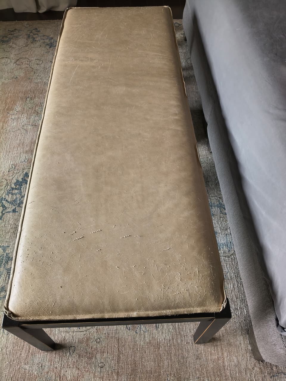 Banqueta de madera con cuero Forastero