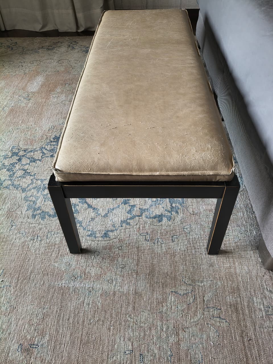 Banqueta de madera con cuero Forastero - Imagen 3