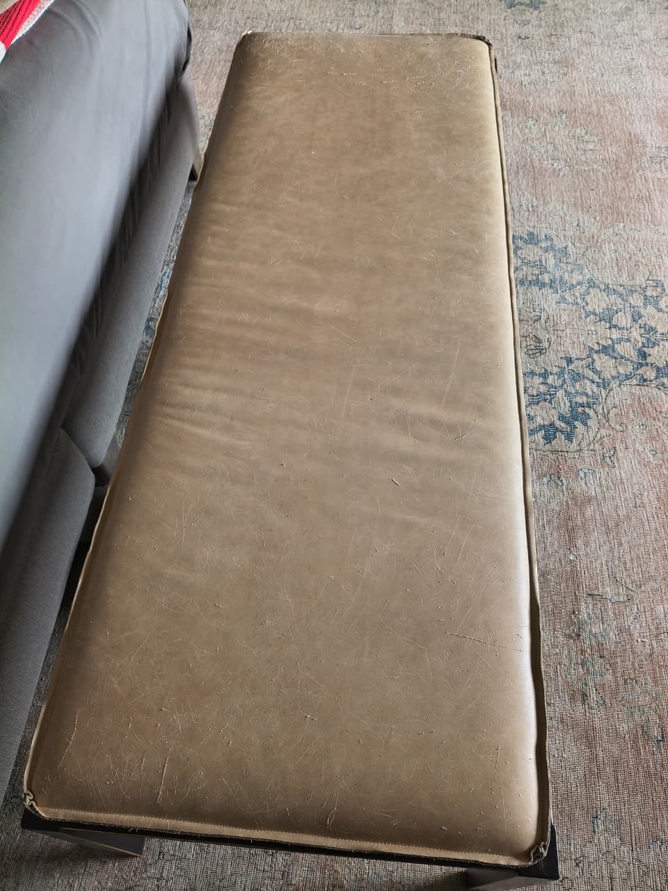 Banqueta de madera con cuero Forastero - Imagen 4