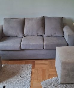 Sofá 3 cuerpos con dos pouff gris