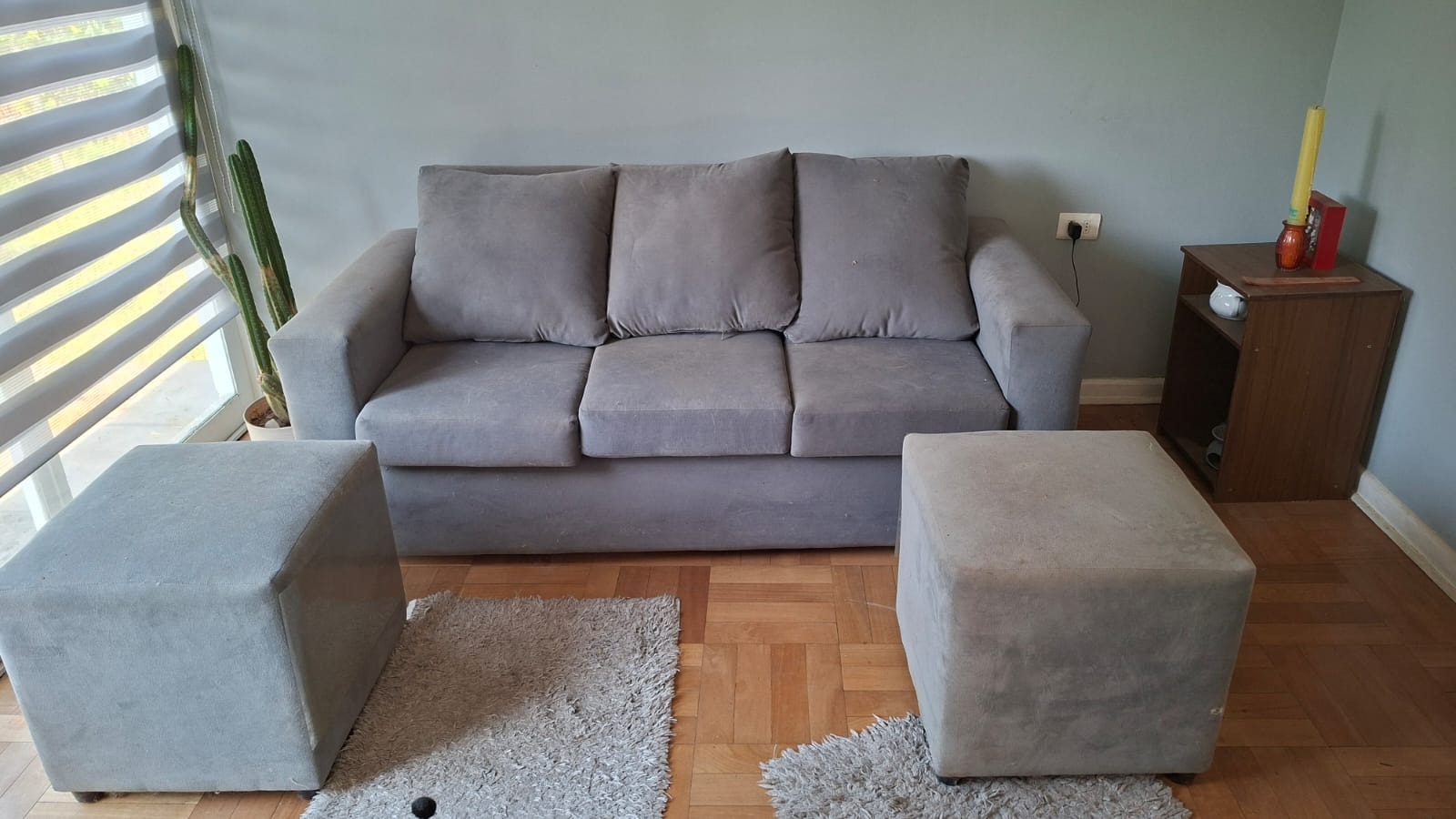 Sofá 3 cuerpos con dos pouff gris
