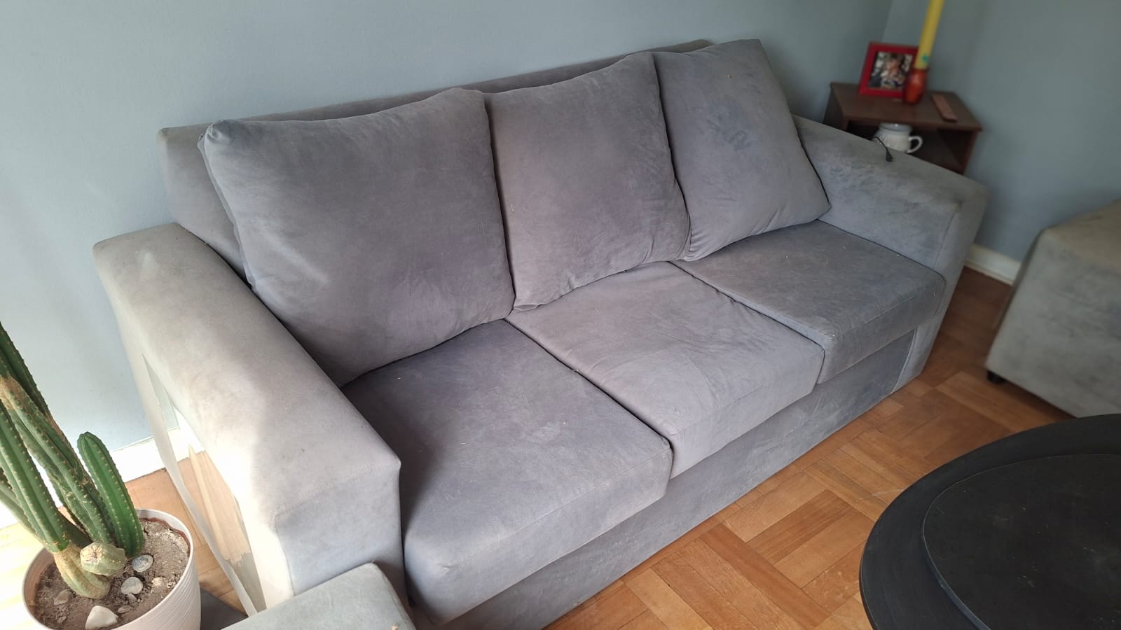 Sofá 3 cuerpos con dos pouff gris - Imagen 2