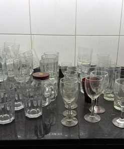 Colección variada de copas de vino, champaña y vasos