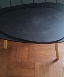 Mesa ovalada negra doble cubierta