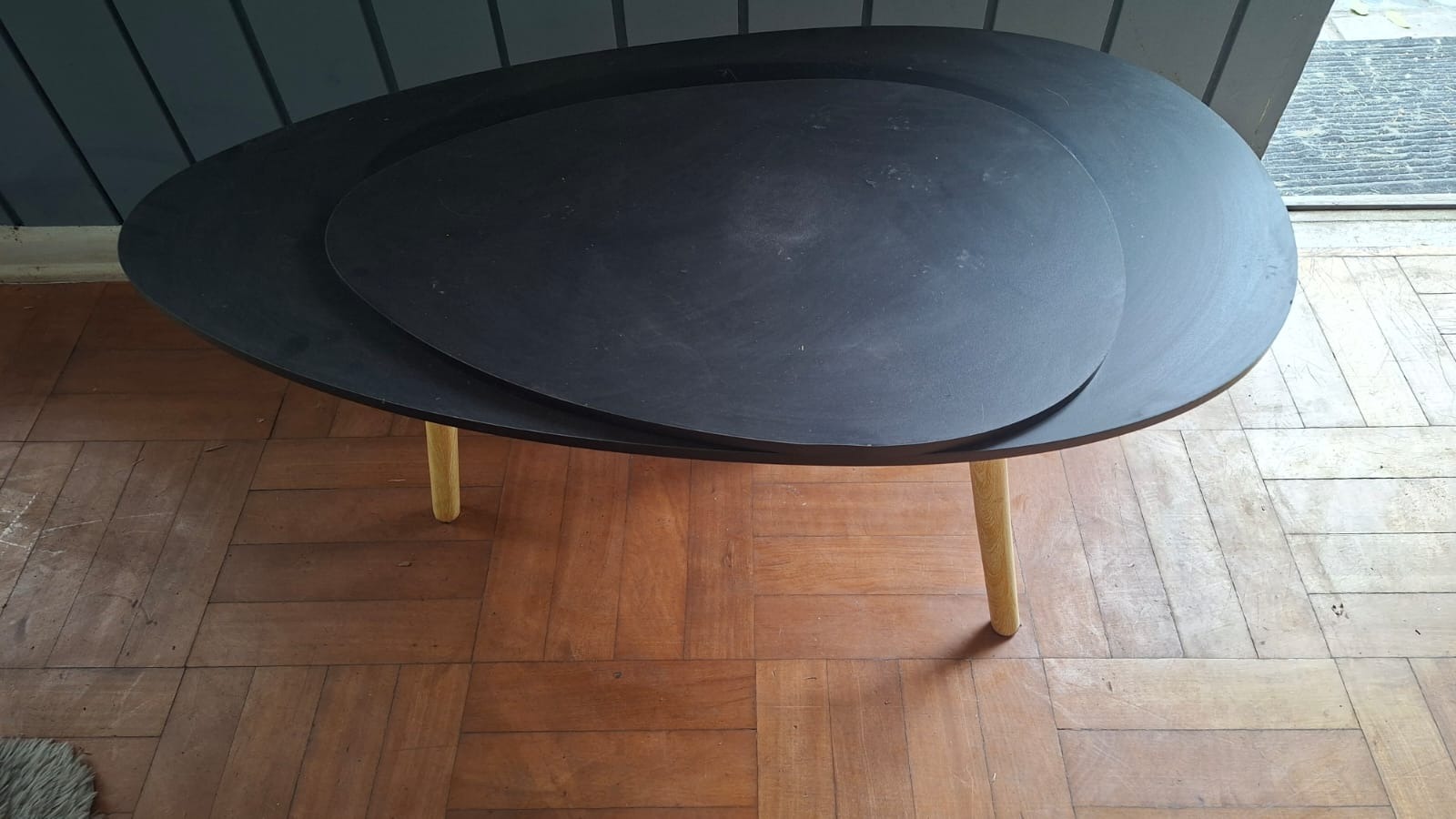 Mesa ovalada negra doble cubierta