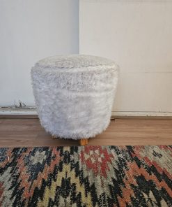 Pouf piel sintética blanco patas madera