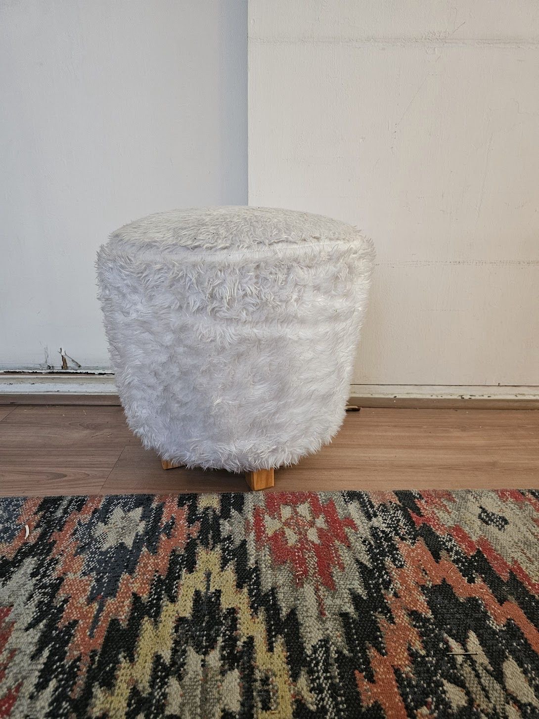 Pouf piel sintética blanco patas madera