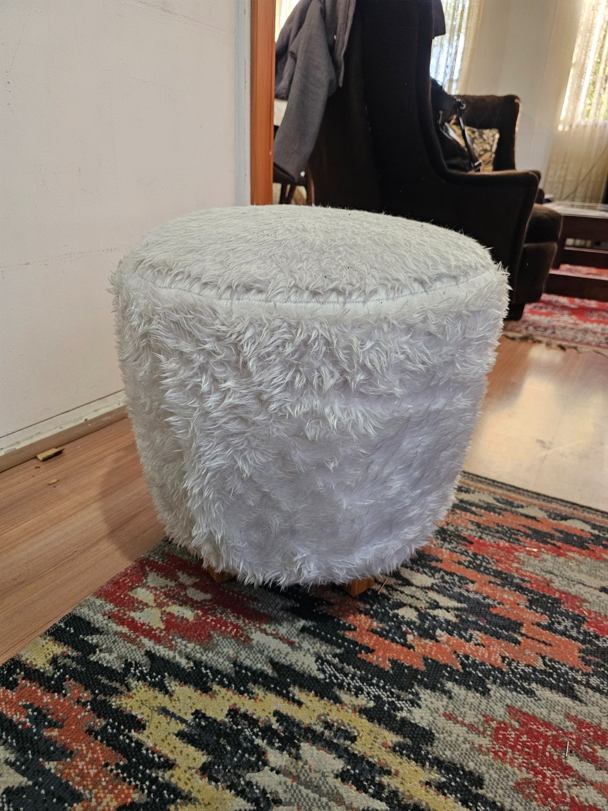 Pouf piel sintética blanco patas madera - Imagen 2