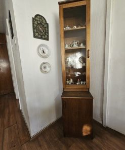 Vitrina angosta enchape madera