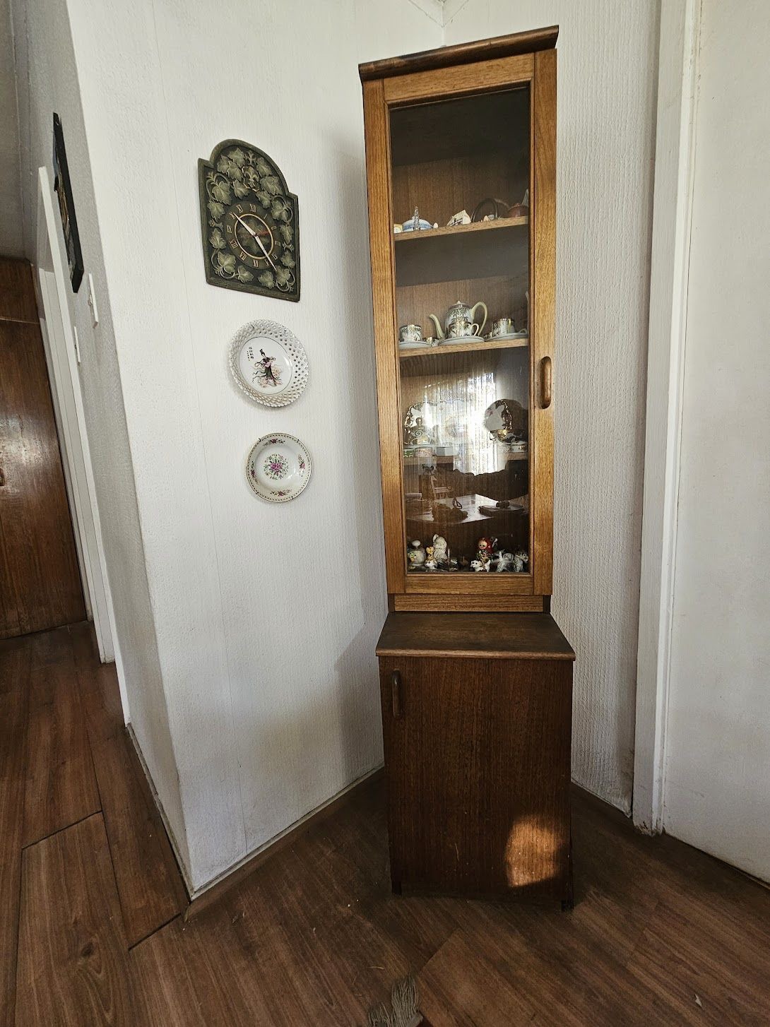 Vitrina angosta enchape madera