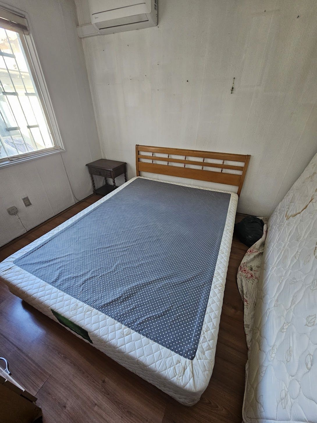 Base cama 2 plazas Rosen con respaldo de madera