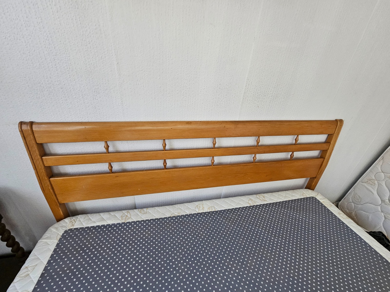 Base cama 2 plazas Rosen con respaldo de madera - Imagen 4