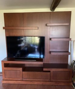Mueble rack sala de estar madera raulí marca Kauce