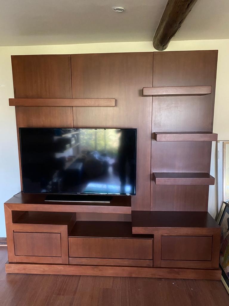 Mueble rack sala de estar madera raulí marca Kauce