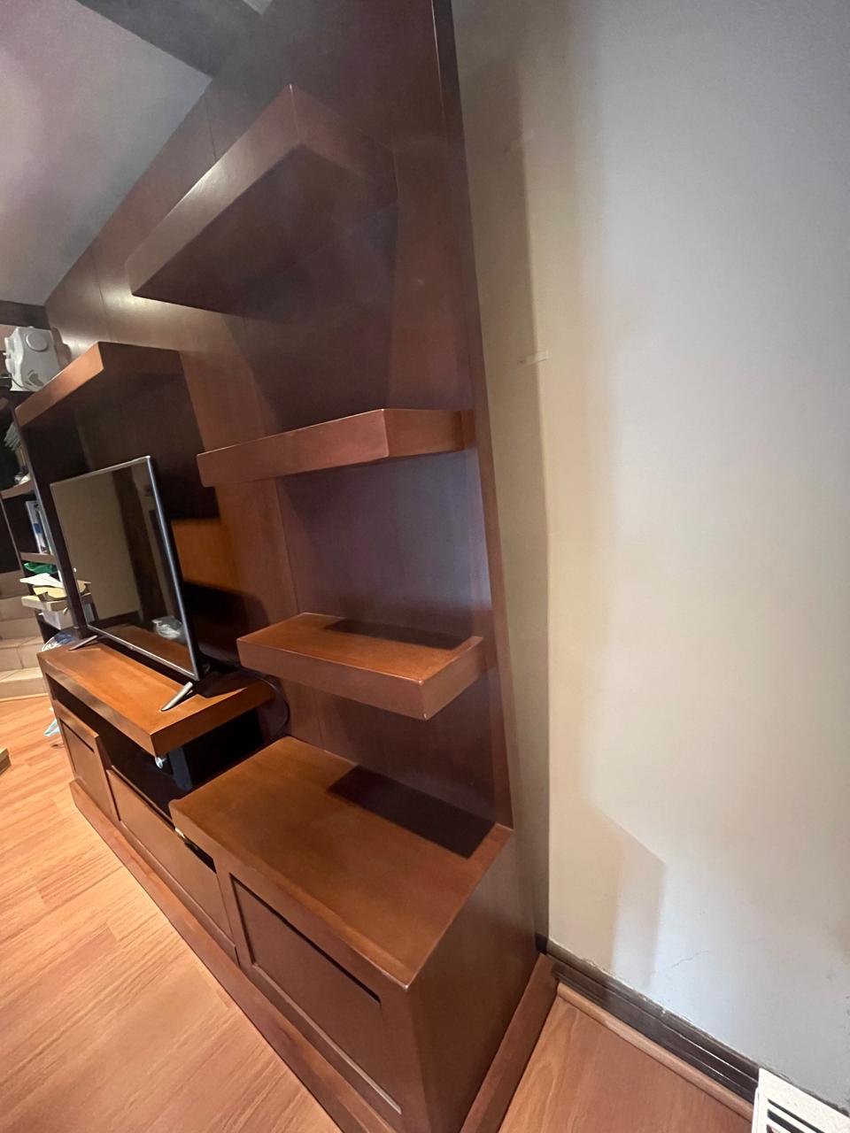 Mueble rack sala de estar madera raulí marca Kauce - Imagen 2