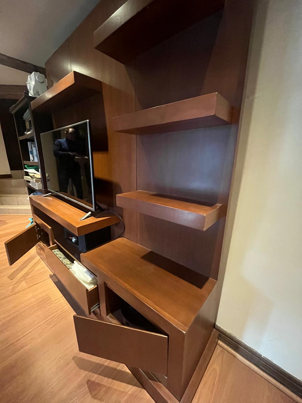 Mueble rack sala de estar madera raulí marca Kauce - Imagen 4