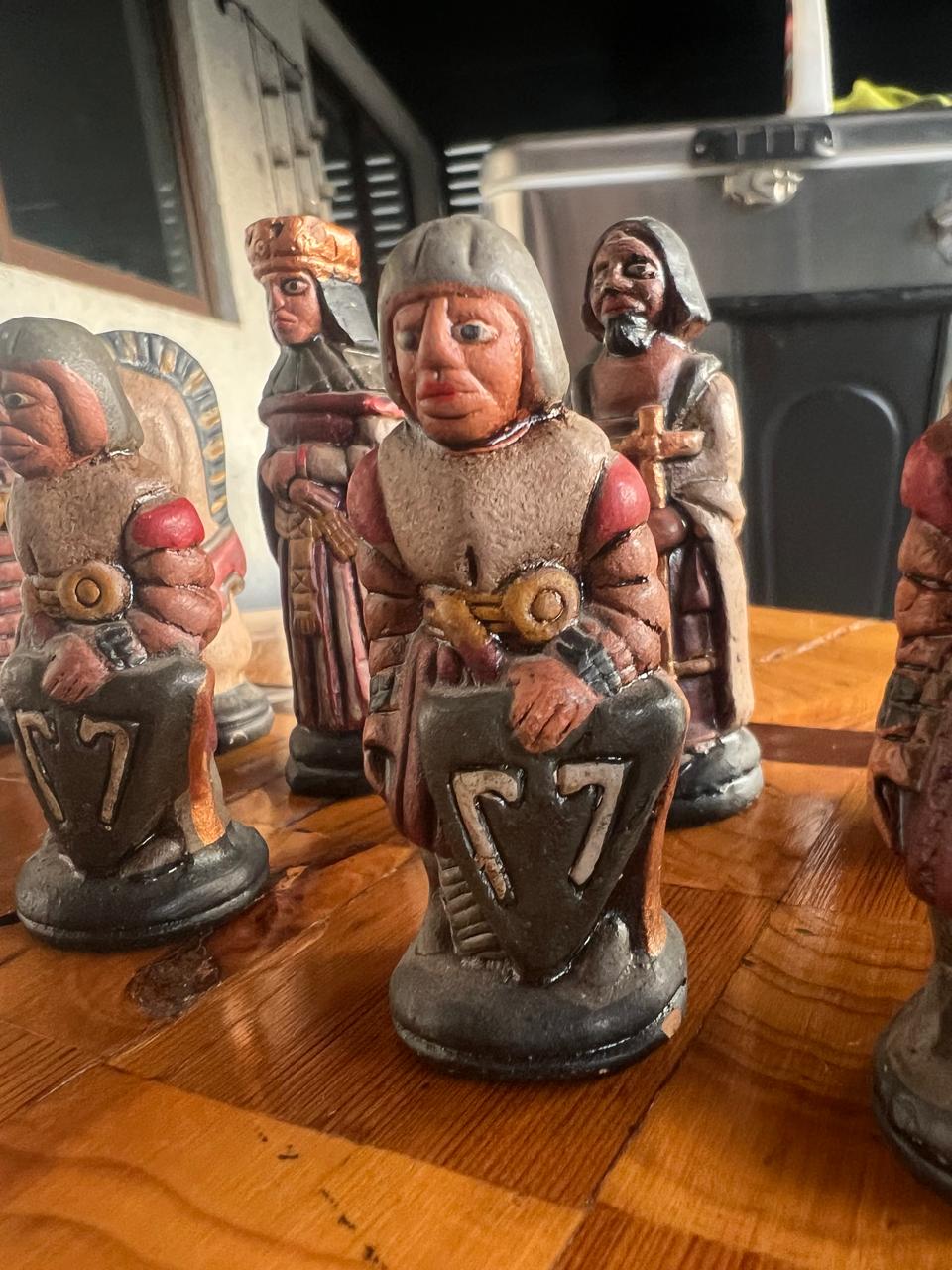 Mesa ajedrez rústica artesanal madera maciza - Imagen 6