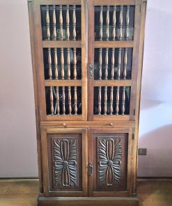 Mueble bar madera con repisas y puertas con llave