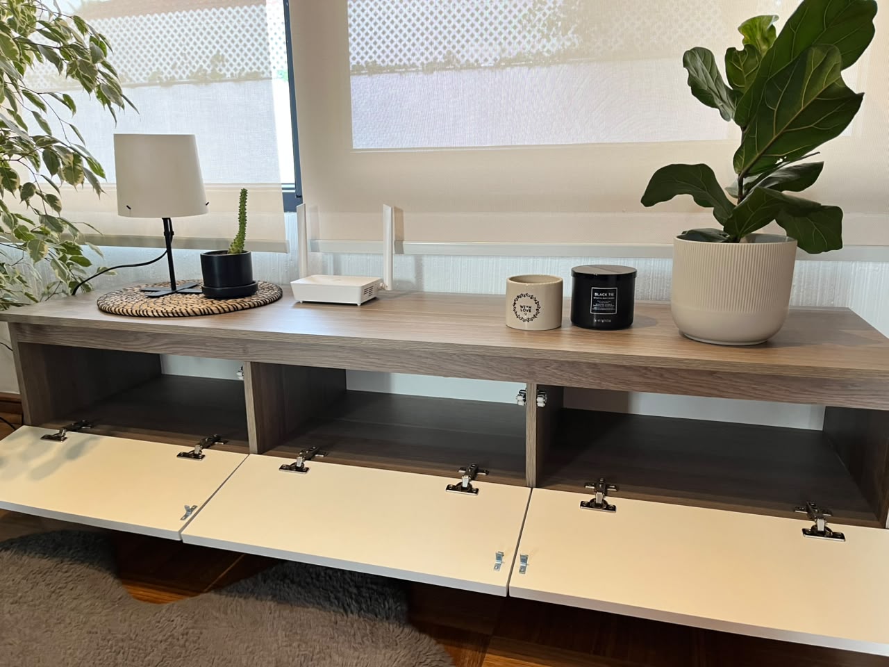 Mueble rack TV color madera y blanco - Imagen 2