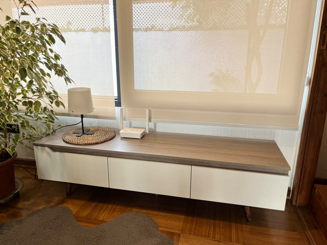 Mueble rack TV color madera y blanco - Imagen 4