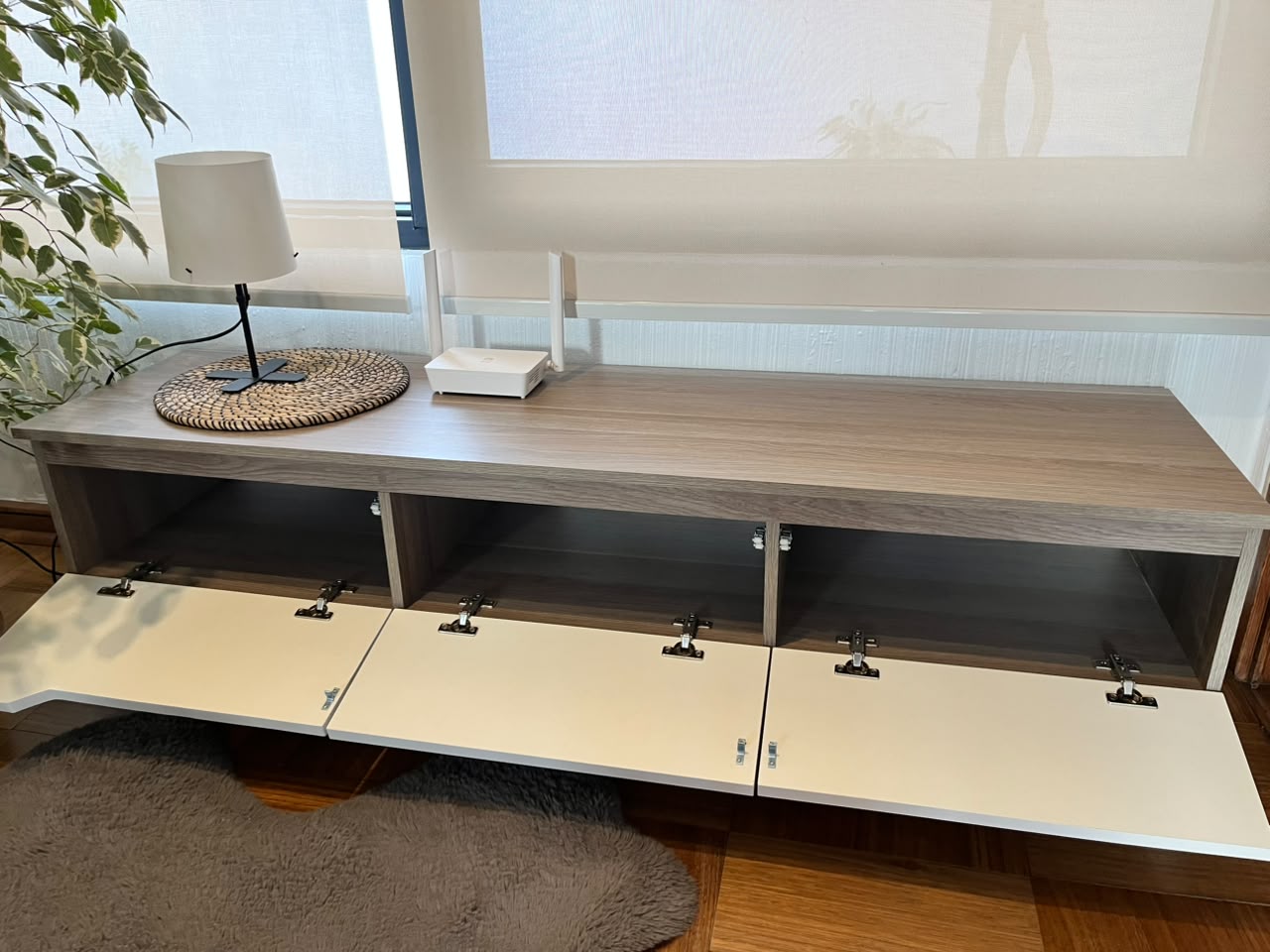 Mueble rack TV color madera y blanco - Imagen 6