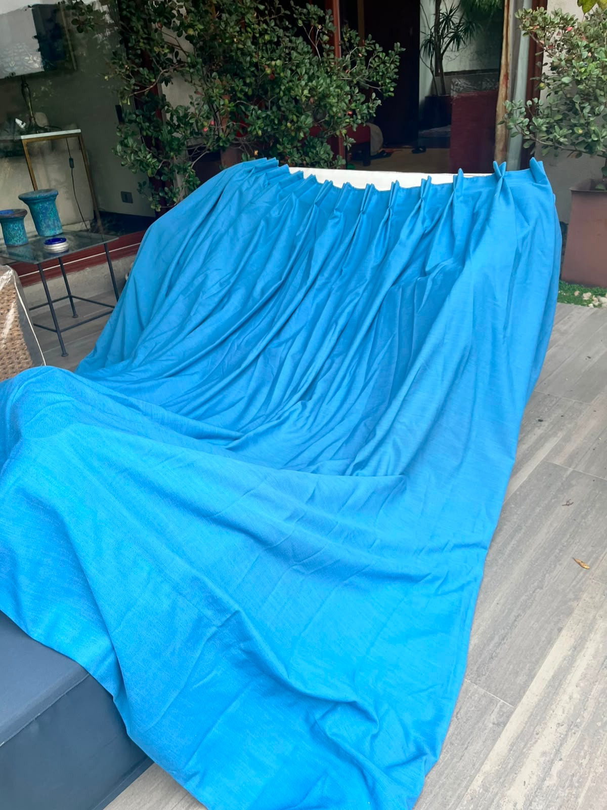 Cortinas azul forradas con Trevira