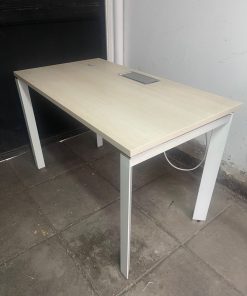 Escritorio melamina y perfiles metálicos 