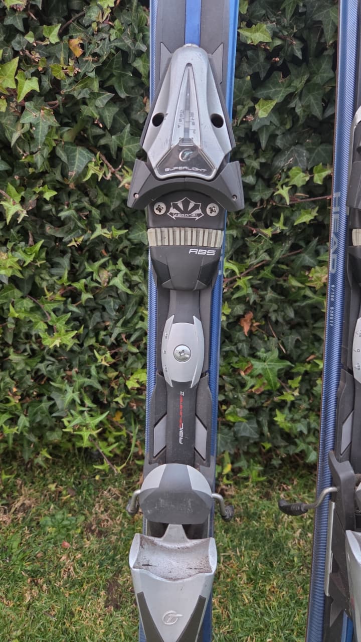 Skis Head azules CTIS con bastones - Imagen 2