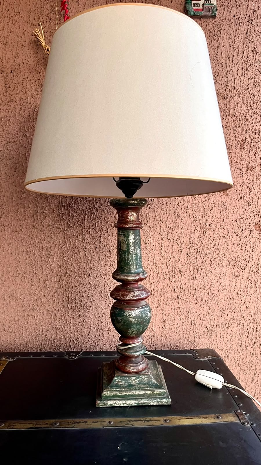 Lámpara de madera torneada envejecida
