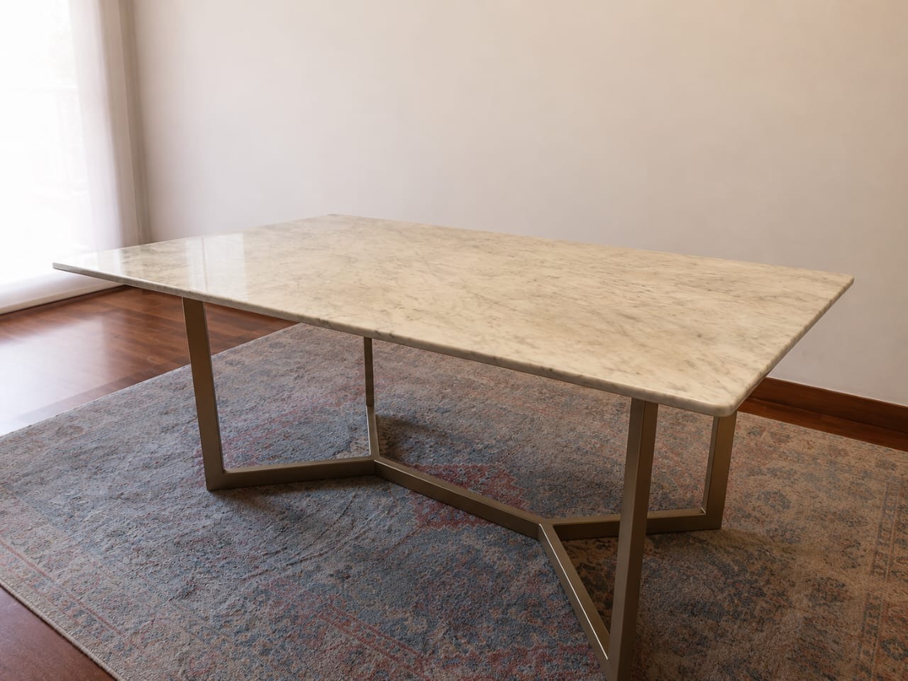 Mesa de comedor mármol y base metálica