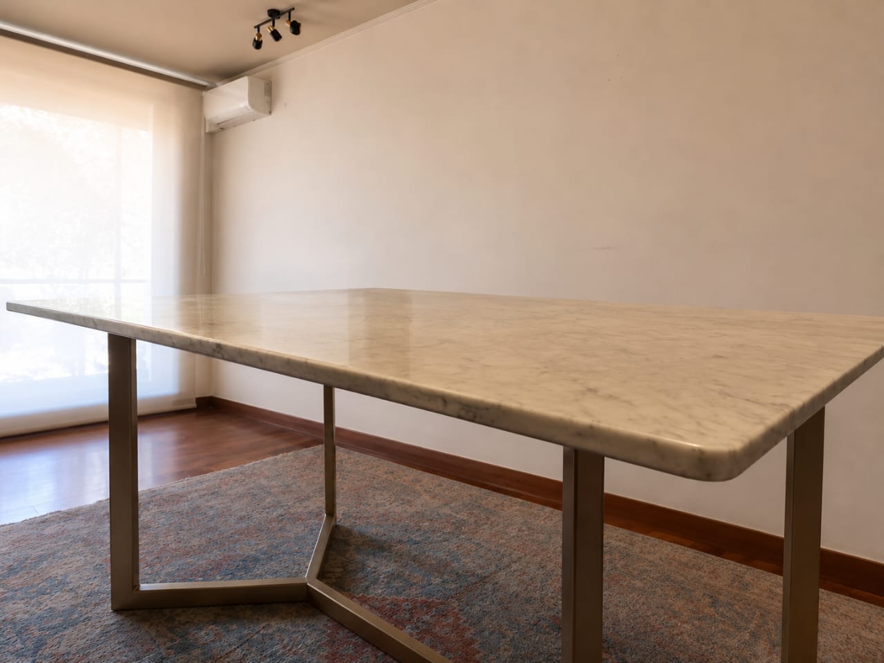 Mesa de comedor mármol y base metálica - Imagen 4