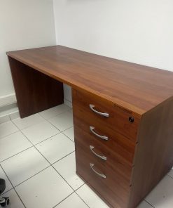 Escritorio con cajonera derecha