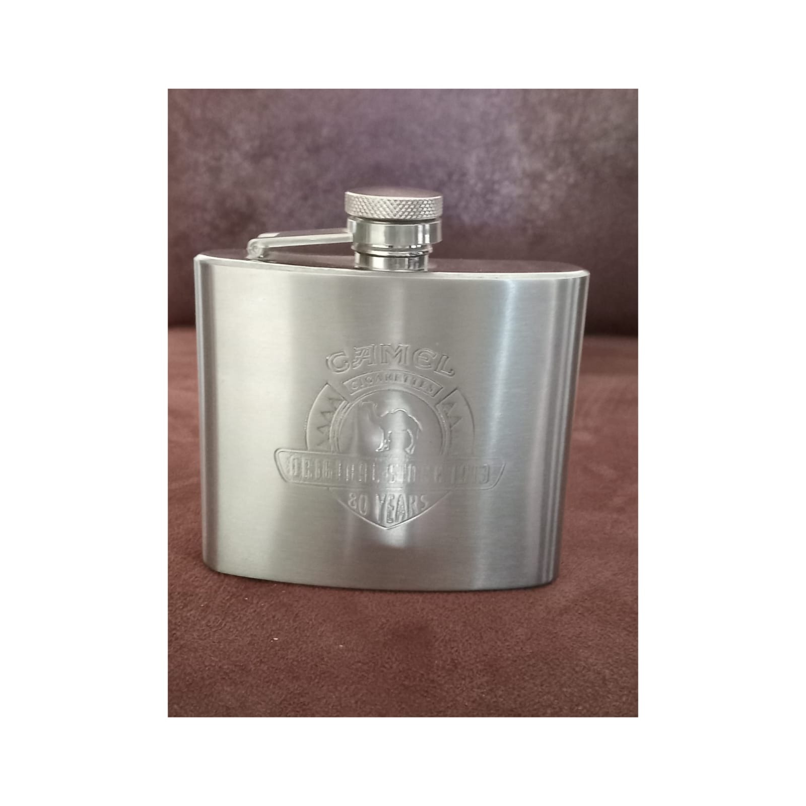 Petaca de Colección Aniversario N°80 de Camel Cigarettes
