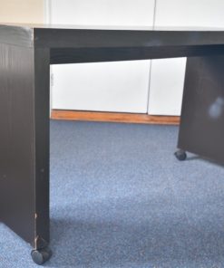 Mesa alta melamina negra con ruedas