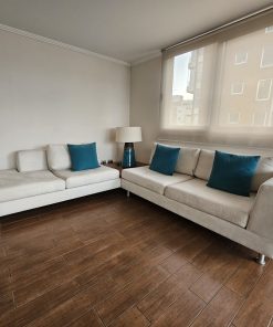 Sofá seccional Michelle Budnik con mesa incorporada