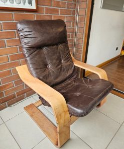 Sillón madera cuerina café