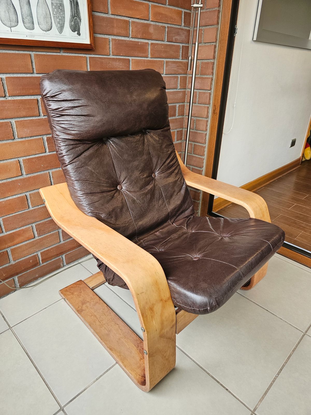 Sillón madera cuerina café