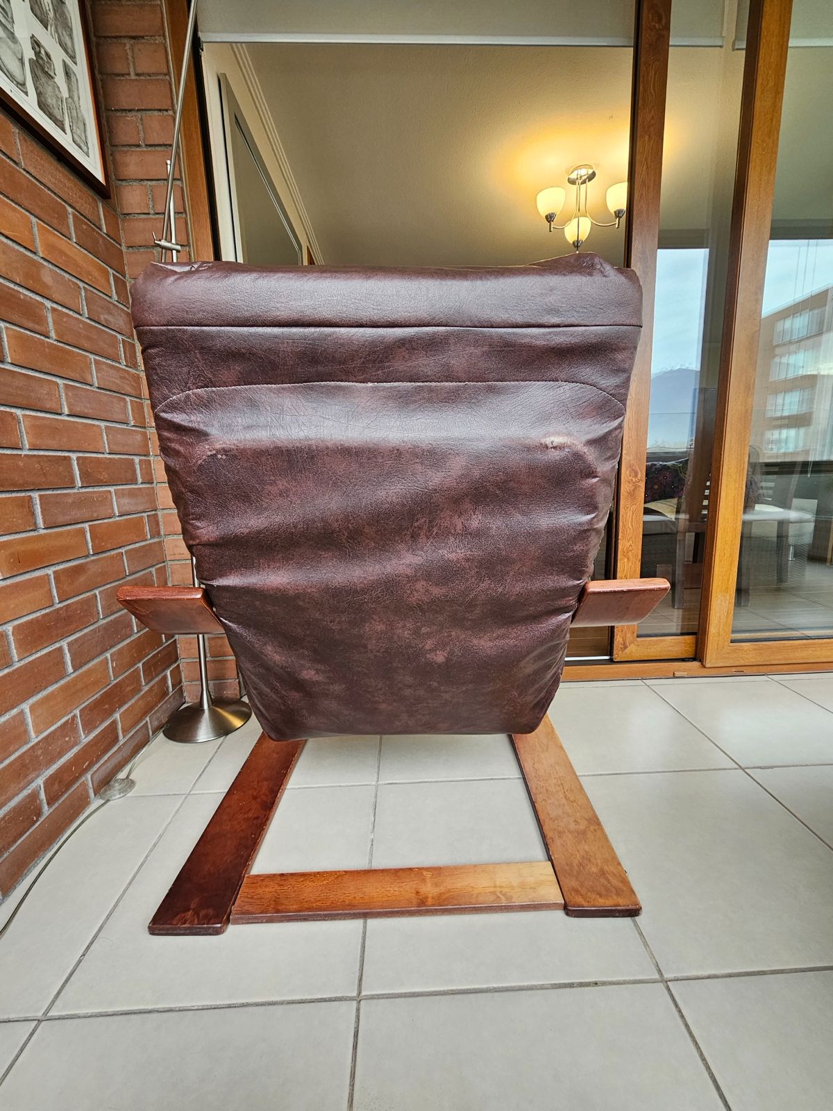 Sillón madera cuerina café - Imagen 2