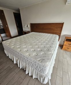 Cama king Rosen con respaldo y veladores