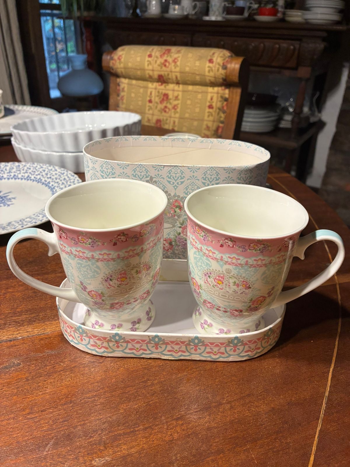 Caja con 2 tazas de té antiguas