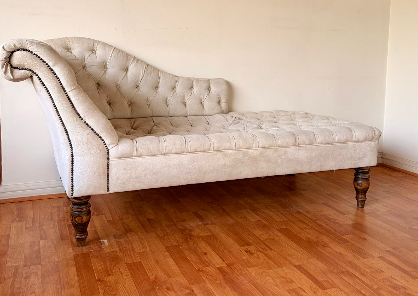 Chaise longue terciopelo blanco capitoné - Imagen 2