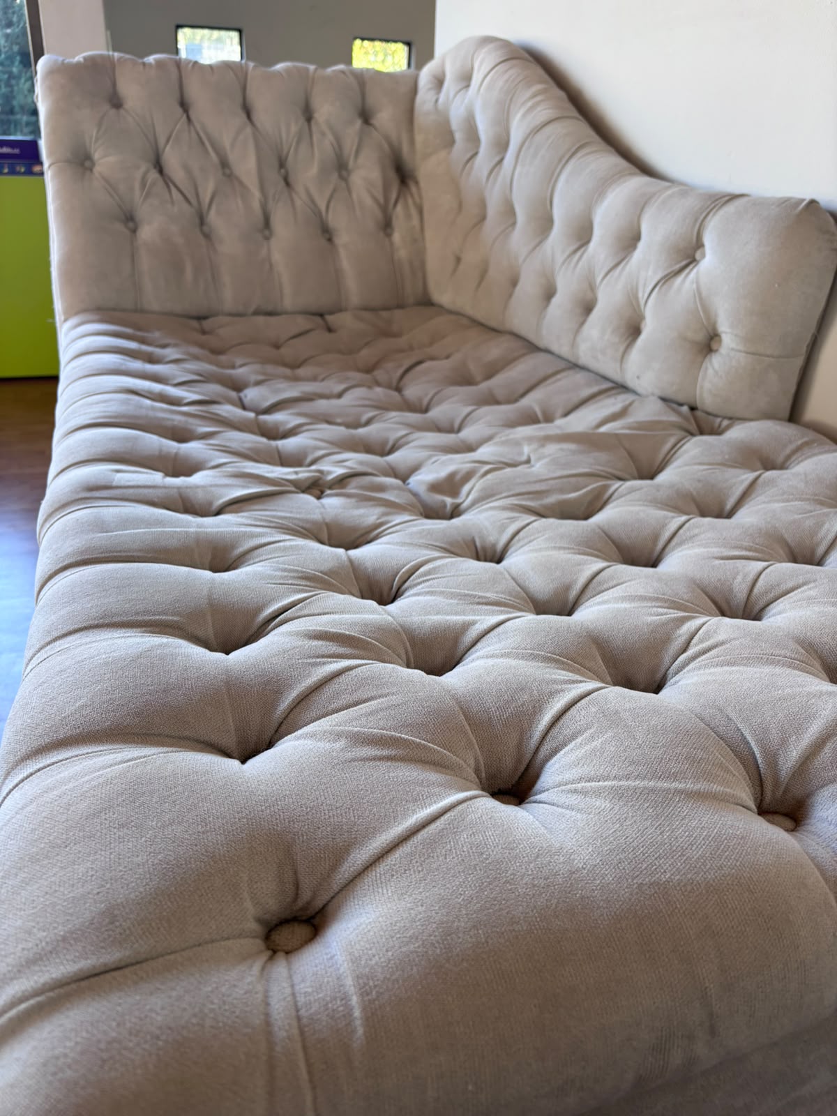 Chaise longue terciopelo blanco capitoné - Imagen 3