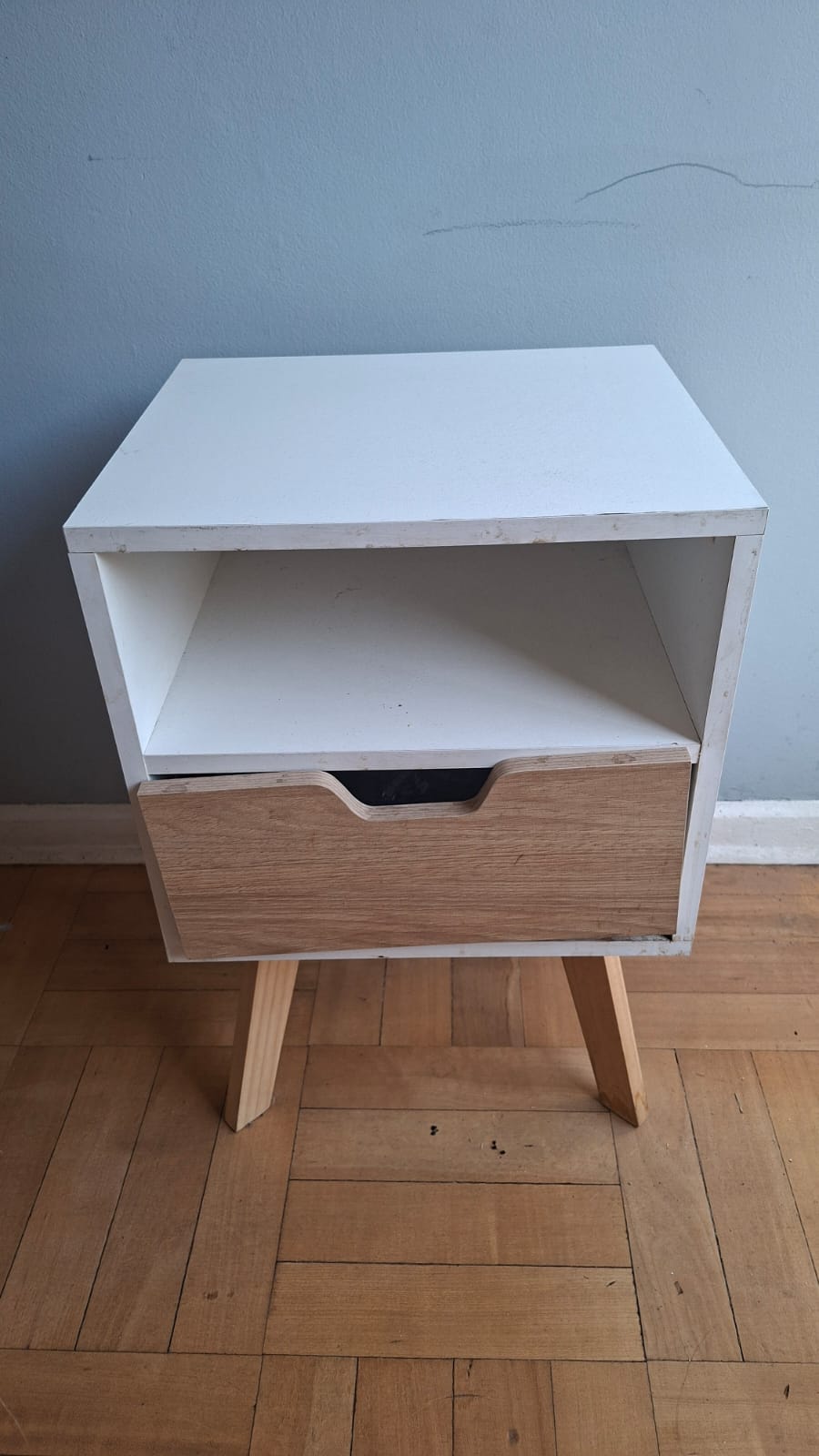 Par veladores tonos blanco madera