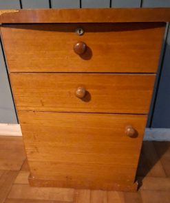 Veladores enchapado madera 2 cajones y puerta
