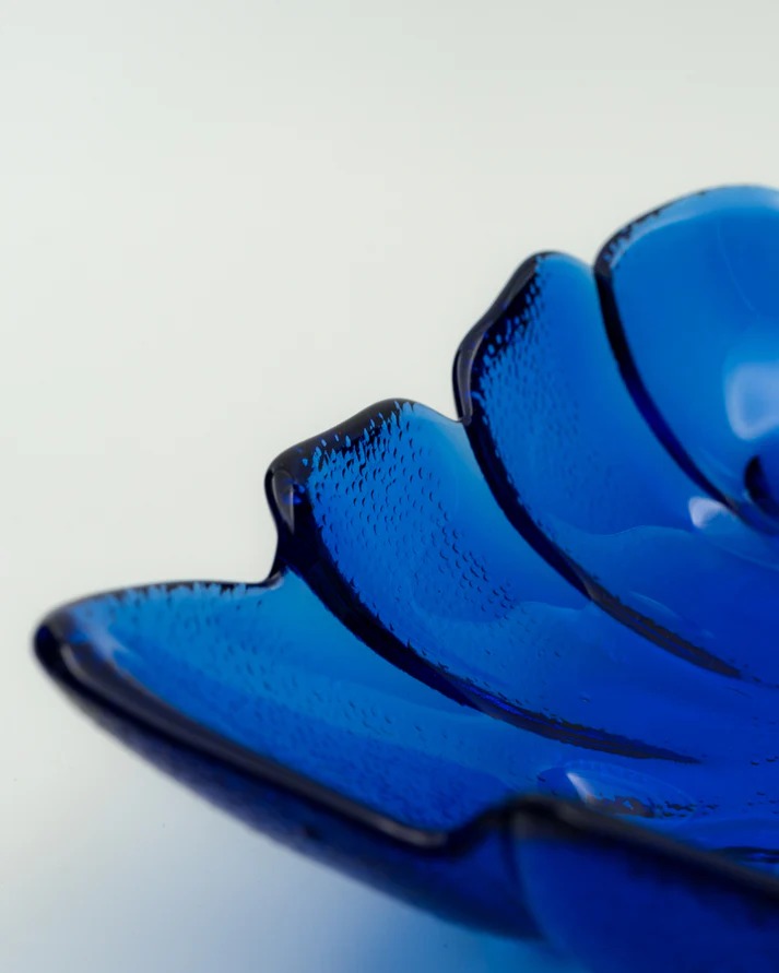 Fuente vidrio azul cobalto diseño hoja - Imagen 4