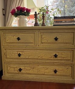 Cómoda pino oregón 4 cajones pintado craquelado amarillo