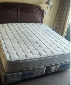 Cama king Rosen con respaldo madera