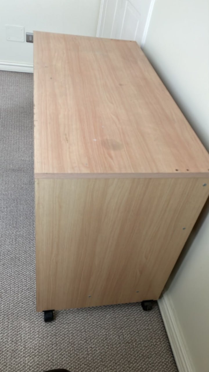 Escritorio melamina tono madera claro