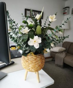 Arreglo floral en macetero mimbre