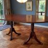 Mesa de comedor extensible con marquetería